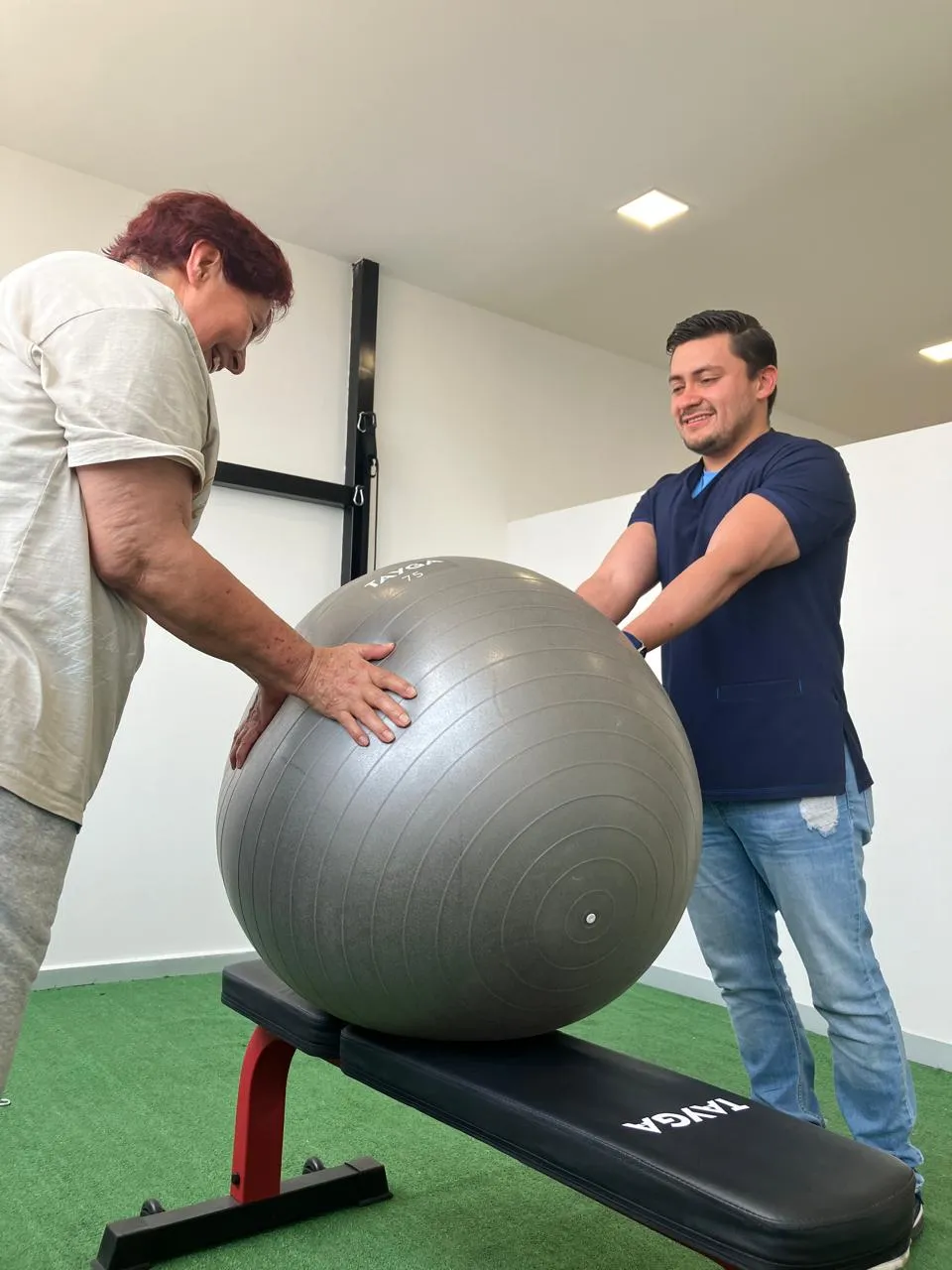 Mtro. Gabriel de la Vega durante una sesión de fisioterapia
